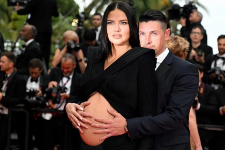 Adriana Lima &uuml;&ccedil;&uuml;nc&uuml; &ccedil;ocuğunu d&uuml;nyaya getirdi