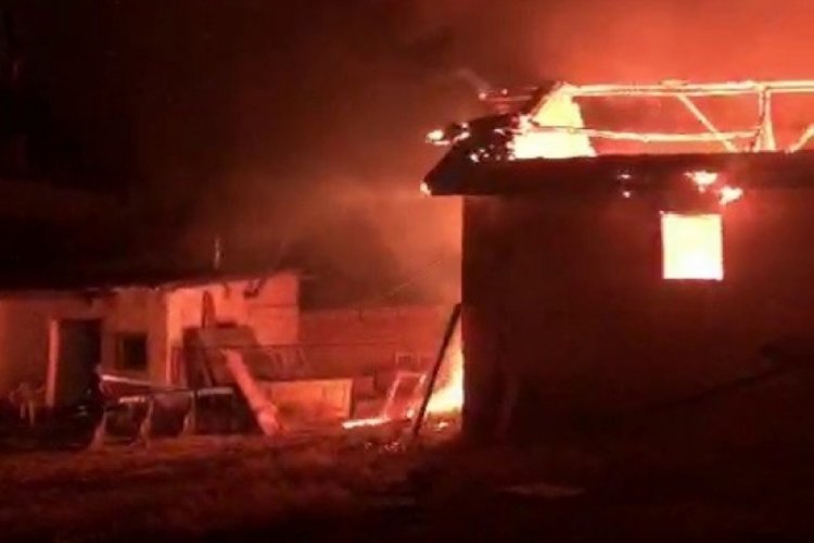 Sivas'ta m&uuml;stakil ev yanarak k&uuml;l oldu
