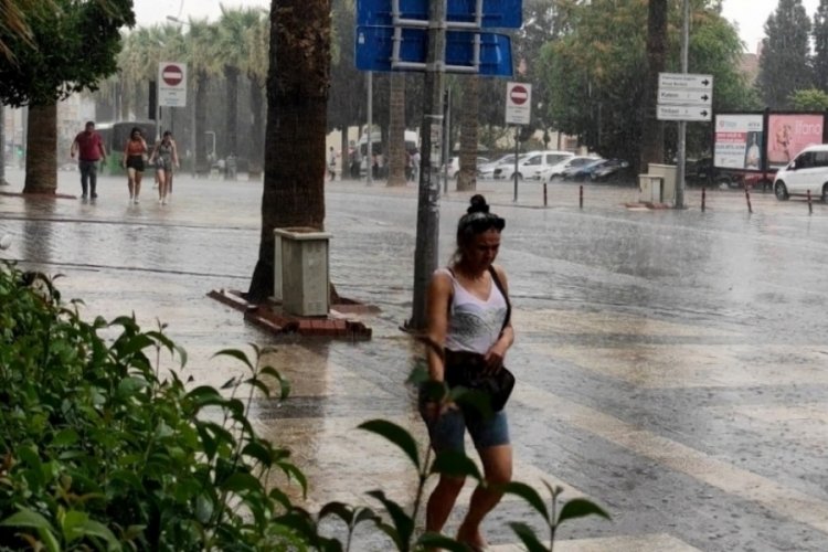 Denizli'de sağanak yağmur hayatı olumsuz etkiledi