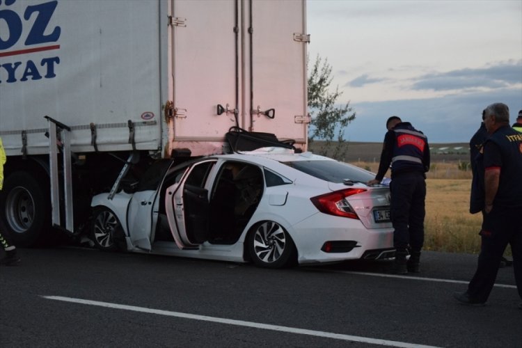 Konya'da otomobil kamyona &ccedil;arptı: 1 &ouml;l&uuml;, 3 yaralı