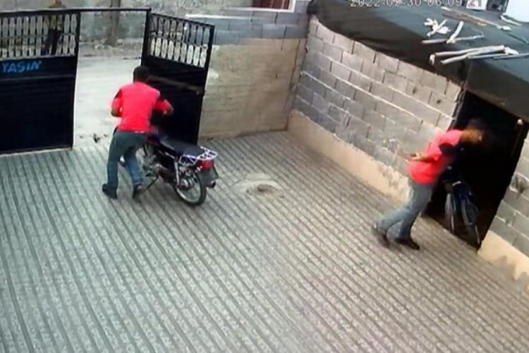 Polisi fark edince &ccedil;aldığı motosikleti yerine geri bıraktı