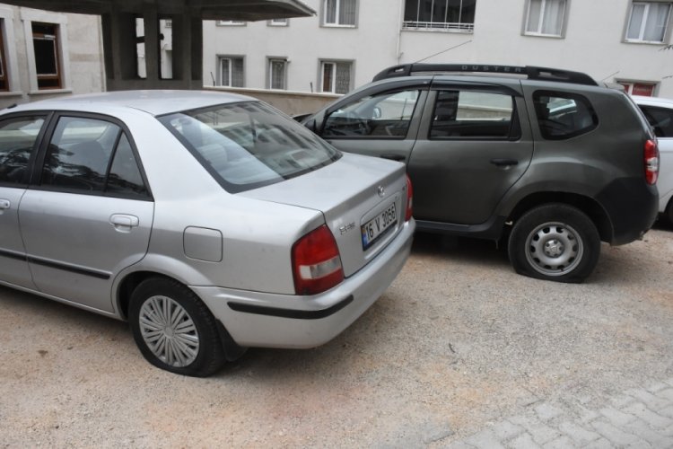 Bilecik'te bir sokaktaki 11 aracın lastikleri kesildi