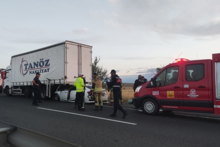 Konya'da feci kaza! Kamyon kasasının altına girdi: 1 &ouml;l&uuml;, 3 yaralı