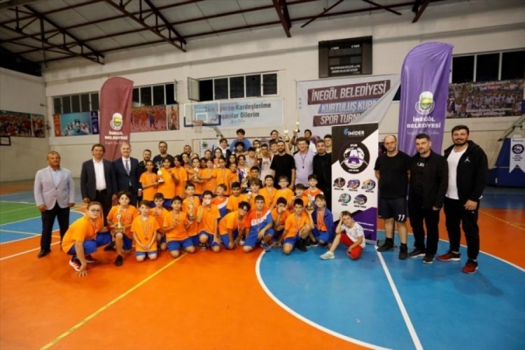 Bursa İneg&ouml;l'de Sokak Basketbolu Turnuvasında kupalar sahibini buldu