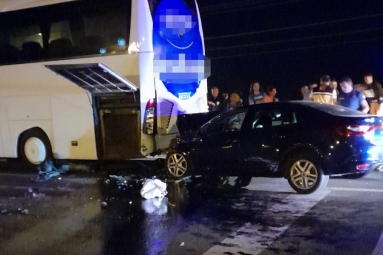 Edirne'de yolcu otob&uuml;s&uuml;ne arkadan &ccedil;arpan otomobildeki 2 hayatını kaybetti