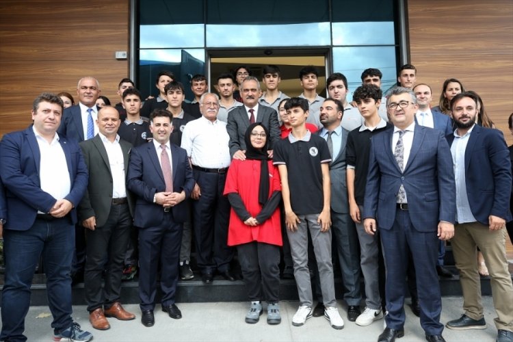 Bakan &Ouml;zer, eğitimlerini tamamlayıp işe başlayan &ouml;ğrencilerle bir araya geldi