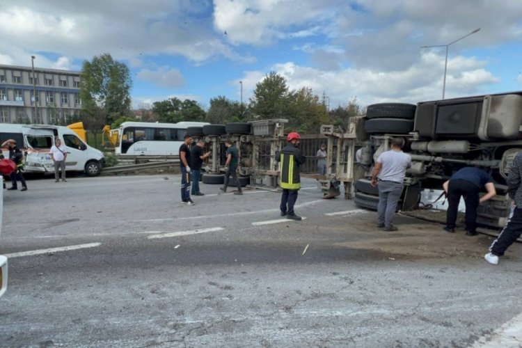 Kocaeli'de minib&uuml;sle &ccedil;arpışan tır devrildi, 5 kişi yaralandı