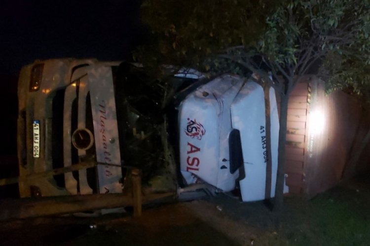 TIR s&uuml;r&uuml;c&uuml;s&uuml; hızını alamayınca ara&ccedil; yan yattı: