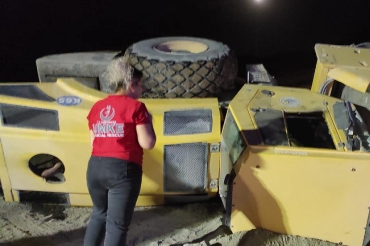 İş makinesi devrildi, s&uuml;r&uuml;c&uuml; ağır yaralandı