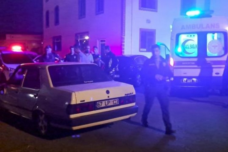 Drift yapan s&uuml;r&uuml;c&uuml;, 'dur' ihtarında bulunan bek&ccedil;iye &ccedil;arptı