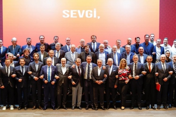 Futbol camiası kol kola