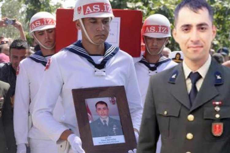 Beş g&uuml;n &ouml;nce defnedilen şehit Astsubayın evine hırsız girdi