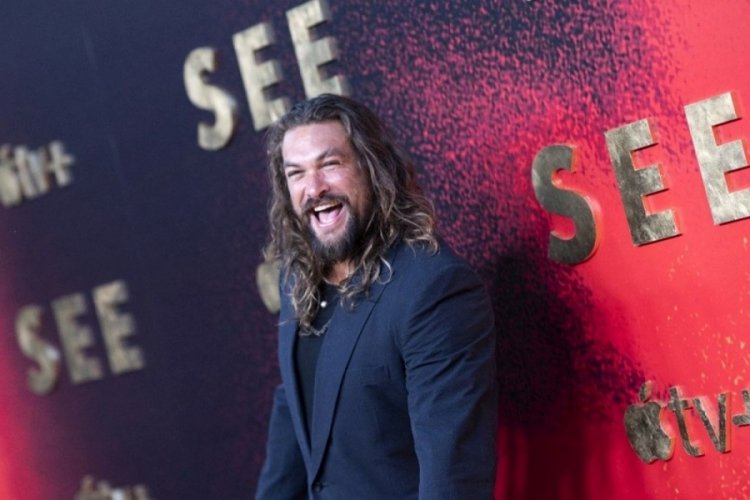 Jason Momoa sa&ccedil;larını kazıttı