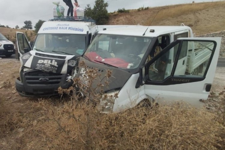 Tokat'ta kamyonet ile yolcu otob&uuml;s&uuml; kafa kafaya &ccedil;arpıştı: Yaralılar var