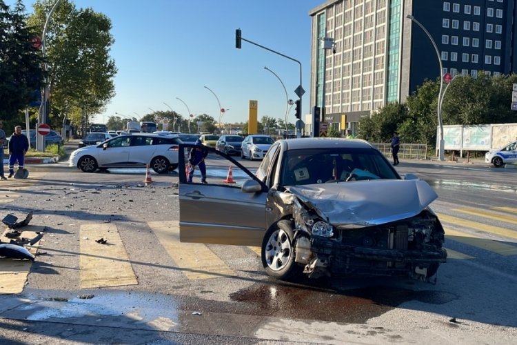 Edirne'de iki otomobil &ccedil;arpıştı, 3 kişi yaralandı