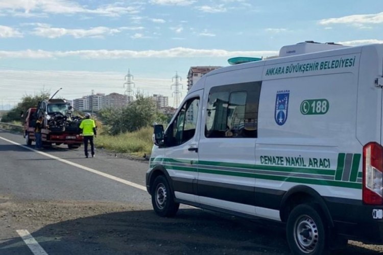 Ankara'da otomobil trafik levhasına &ccedil;arptı: 1 &ouml;l&uuml; 2 yaralı