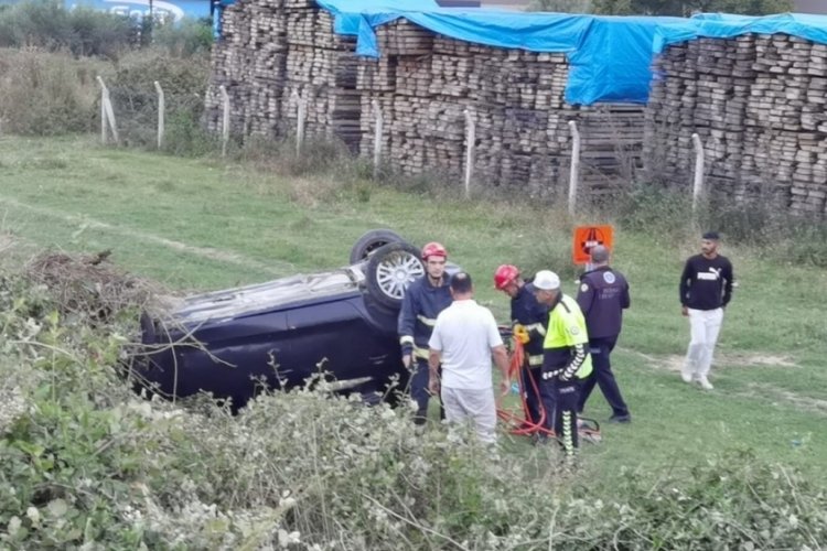 Bursa'da otomobil şarampole yuvarlandı
