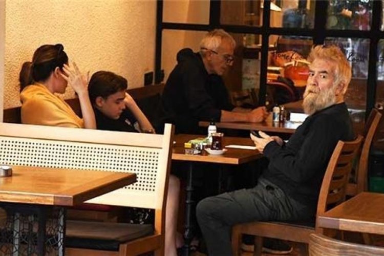 Y&ouml;netmen Orhan Oğuz, Arka Sokaklar'ın gen&ccedil; oyuncusuyla g&ouml;r&uuml;nt&uuml;lendi