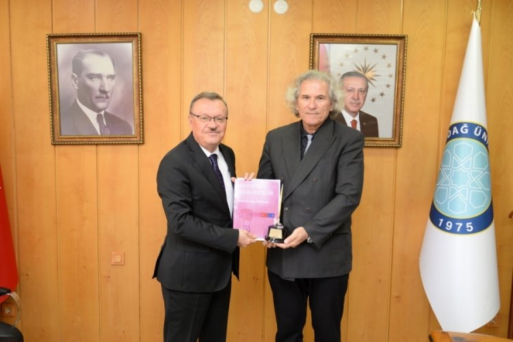 BU&Uuml;'l&uuml; akademisyene Altın Kalem &Ouml;d&uuml;l&uuml;