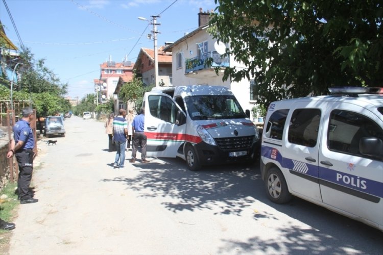 Konya'da cinayet işlendiği &ouml;ne s&uuml;r&uuml;len evde inceleme yapıldı
