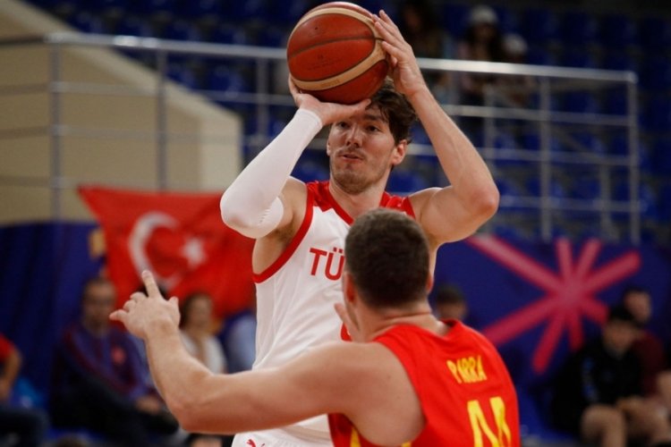 12 dev adam İspanya'ya yenildi