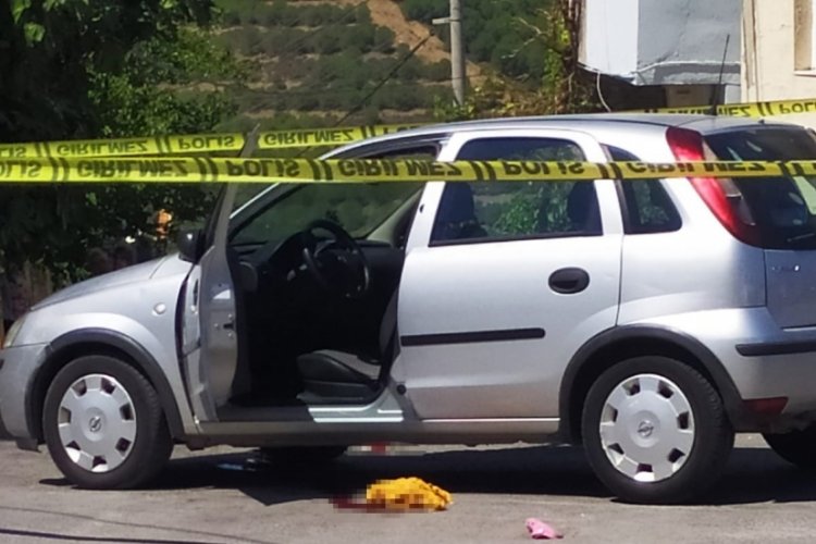İzmir'de otomobil yol kenarında y&uuml;r&uuml;yen 4 kişiye &ccedil;arptı
