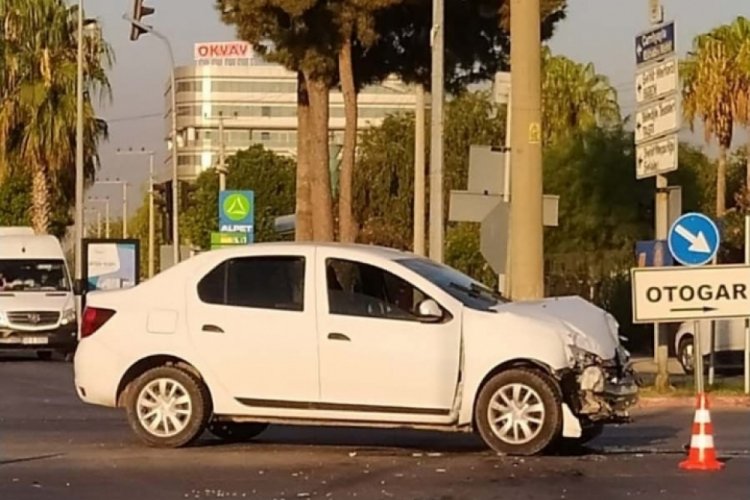 Halk otob&uuml;s&uuml; ile otomobil &ccedil;arpıştı, s&uuml;r&uuml;c&uuml;ler yaralandı