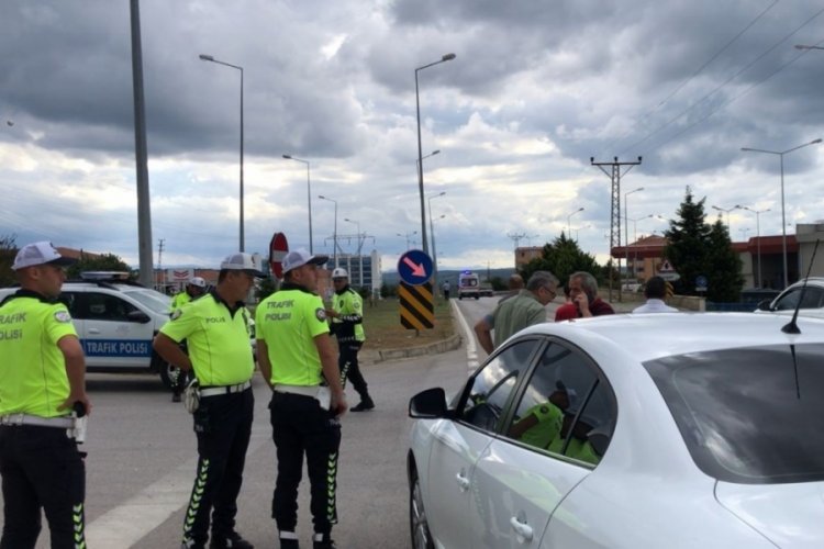 Sinop'ta otomobilin &ccedil;arptığı gen&ccedil; kız yaralandı