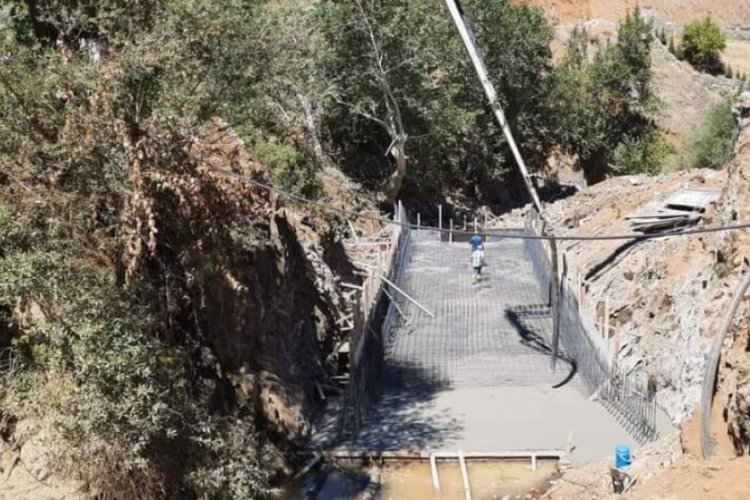 İskeleden d&uuml;şt&uuml;, karnına demir &ccedil;ubuk saplandı