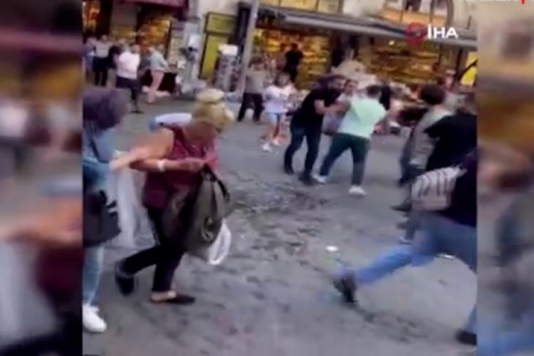 İstanbul Emin&ouml;n&uuml;'nde esnaf kavgasında sandalyeler havada u&ccedil;uştu