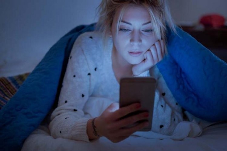Telefonu bu şekilde tutmak sadece g&ouml;zlerinizi değil cildinizi de bozuyor!