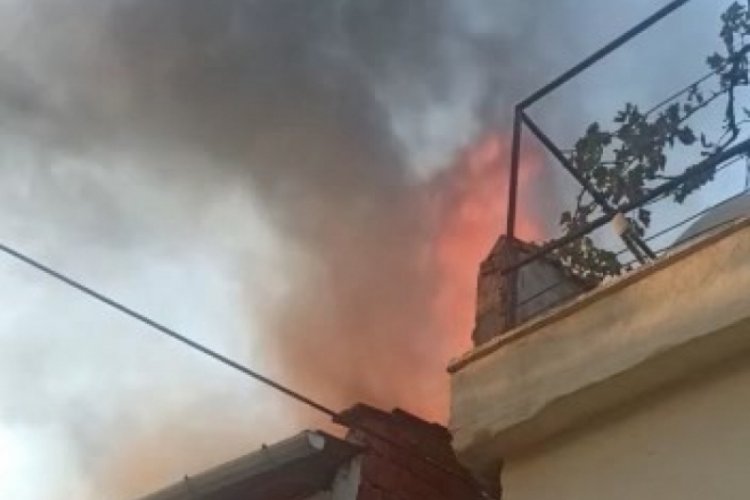 Bursa'da yufka ateşi evin &ccedil;atısını k&uuml;le &ccedil;evirdi
