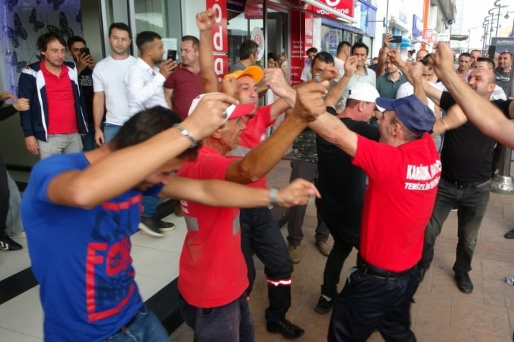 Belediyede maaşlara zam geldi, iş&ccedil;iler sevin&ccedil;ten g&ouml;bek attı