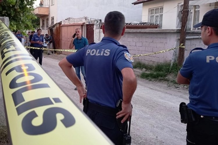 Trafik tartışmasından sonra kendisini evin &ouml;n&uuml;ne kadar takip eden 5 kişiyi vurdu