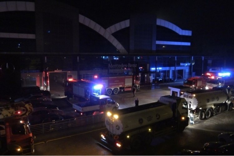 Bursa'da yangın paniği: Ara&ccedil; bakım merkezi yandı