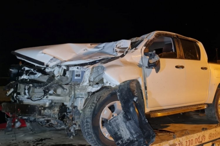 Bursa'da kamyonet bariyerlere &ccedil;arptı