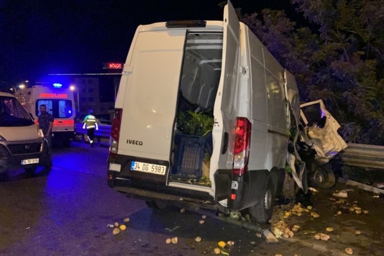 İstanbul'da kamyonetle minib&uuml;s &ccedil;arpıştı: 1 &ouml;l&uuml;, 3 yaralı