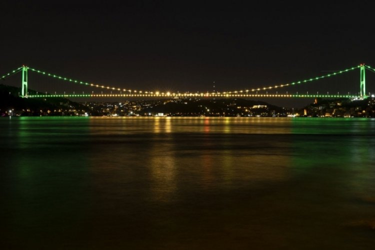 FSM K&ouml;pr&uuml;s&uuml;'e Brezilya bayrağı yansıtıldı