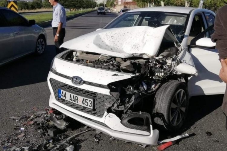 Malatya'da servis minib&uuml;s&uuml; ile otomobil &ccedil;arpıştı: 1 yaralı