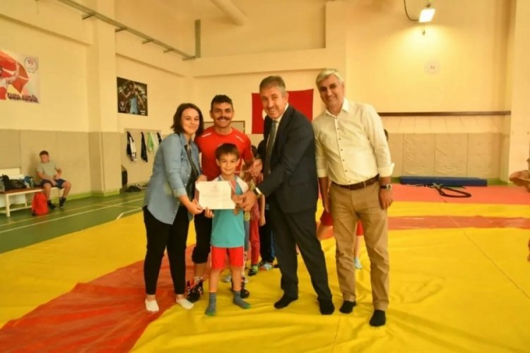 Eskişehir'de GSB Spor Okulları yaz d&ouml;neminde g&uuml;reş&ccedil;iler sertifikalarını aldı