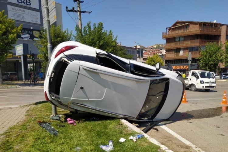 Bursa'da kontrolden &ccedil;ıkan ara&ccedil; kaza yaptı: 1 yaralı