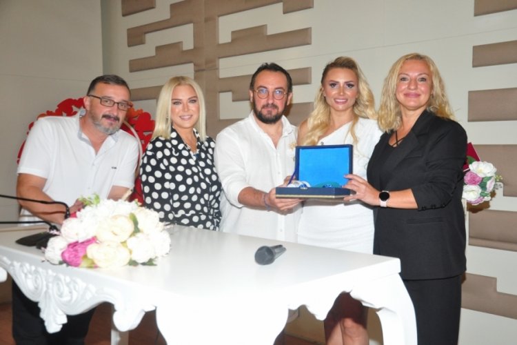 Esra İlknur &Uuml;nl&uuml;oğlu  ile Metin Tekmen Mutluluğa ''Evet'' dedi