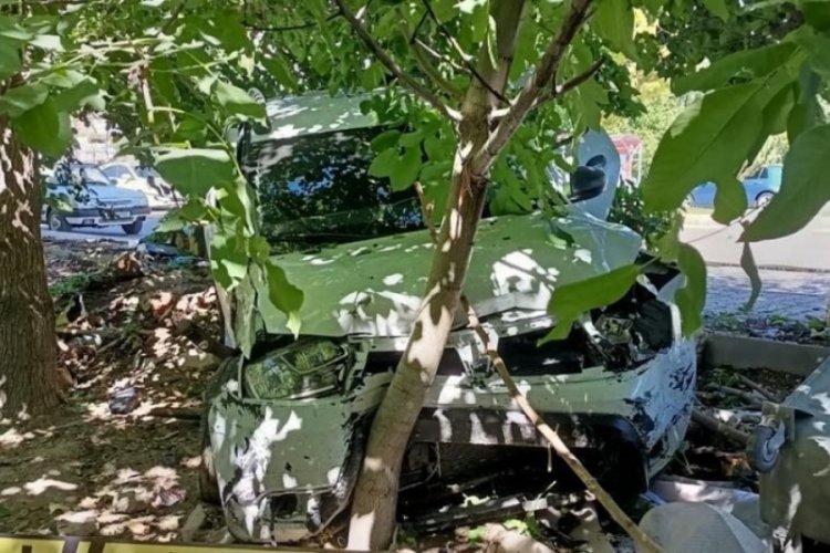 Malatya'da otomobil &ouml;ğrencilerin arasına daldı: 1'i ağır, 6 kişi yaralandı