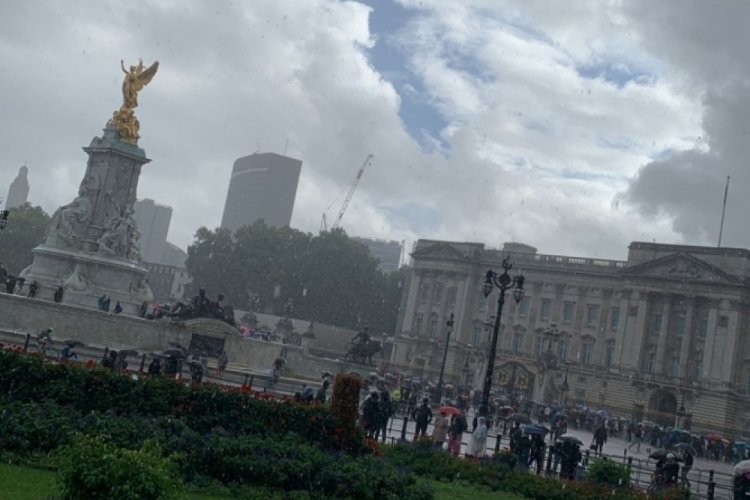 Kraliyet ailesi Krali&ccedil;e Elizabeth i&ccedil;in toplandı