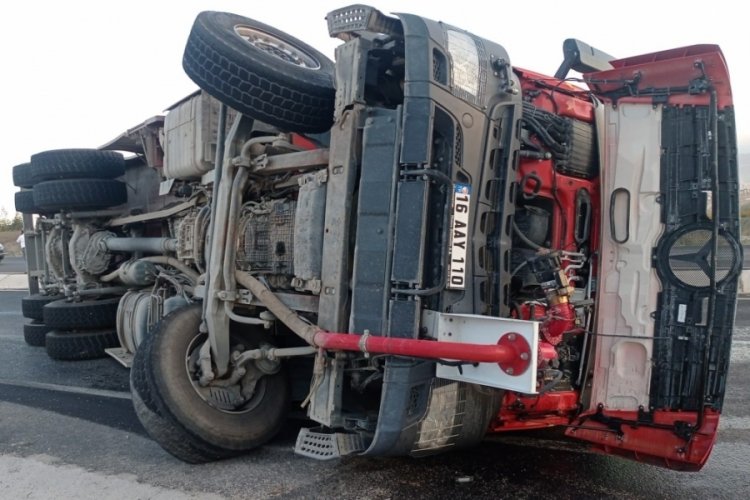 Bursa'da feci kaza: İtfaiye aracı devrildi!