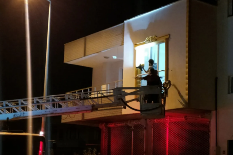 Dehşet anları: Tek katlı eve ateş a&ccedil;ıldı!