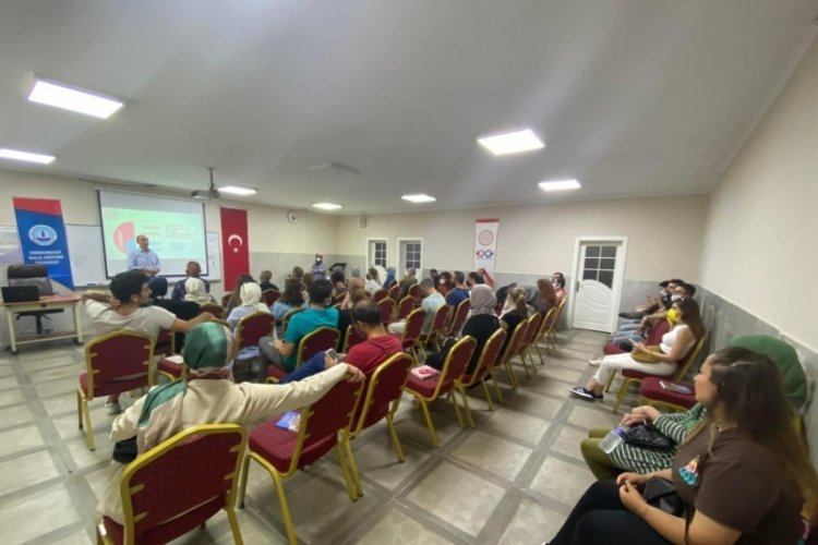 Bursa'da "Aile Okulu Eğitimi"ne katılan ilk kursiyerler belgelerini aldı.