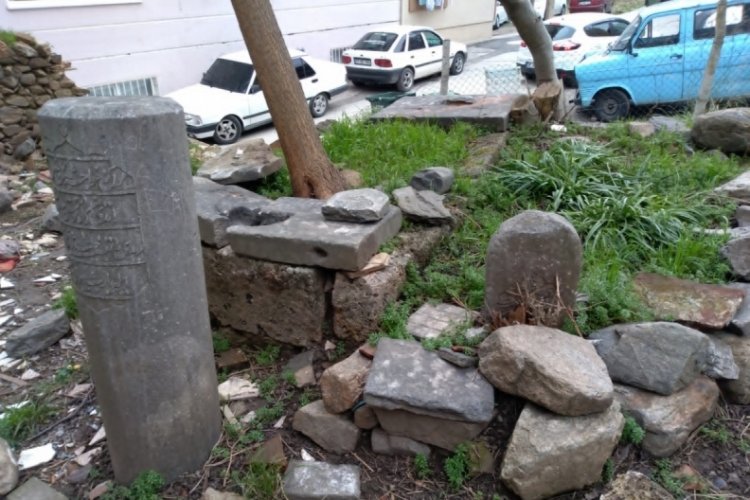 Bursa'da Sinan Dede yatırı kaderine terk edilmiş (&Ouml;ZEL HABER)