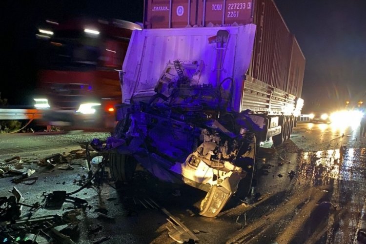 Isparta'da tırların &ccedil;arpışması sonucu 2 kişi hayatını kaybetti
