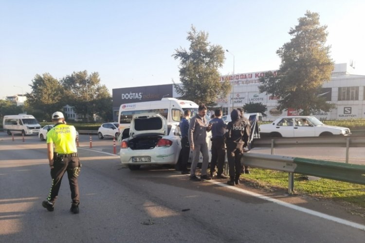 Bursa'da bariyere saplanan aracın s&uuml;r&uuml;c&uuml;s&uuml; hayatını kaybetti